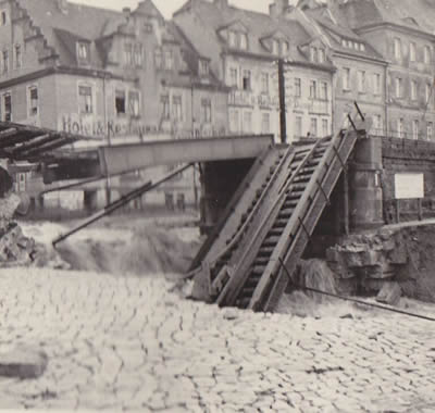 Die Eisenbahnbrücke vor der Elbe wird völlig unterspült und bricht ein – das eigentliche Provisorium aus Stahl steht bis zum Jahr 2014 (oben: Sicht vom Elbeparkplatz).