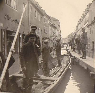 Behelfsweise errichten Helfer und Armee Stege und Kanäle für Gondeln, hier im Blick die Lange Straße ostwärts.