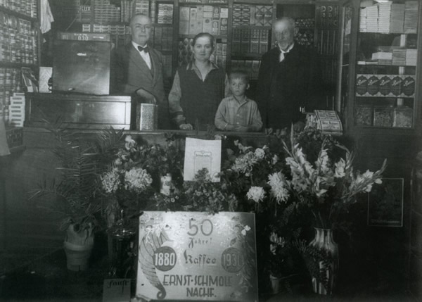 Arno Häntzschel mit Gattin Hilde, Sohn Siegfried und Vorbesitzer Ernst Schmole (v.l.n.r.) zum 50jährigen Jubiläum 1930.